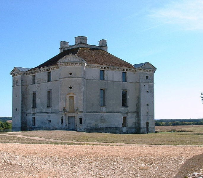 L'énigmatique château de Maulnes en Bourgogne.