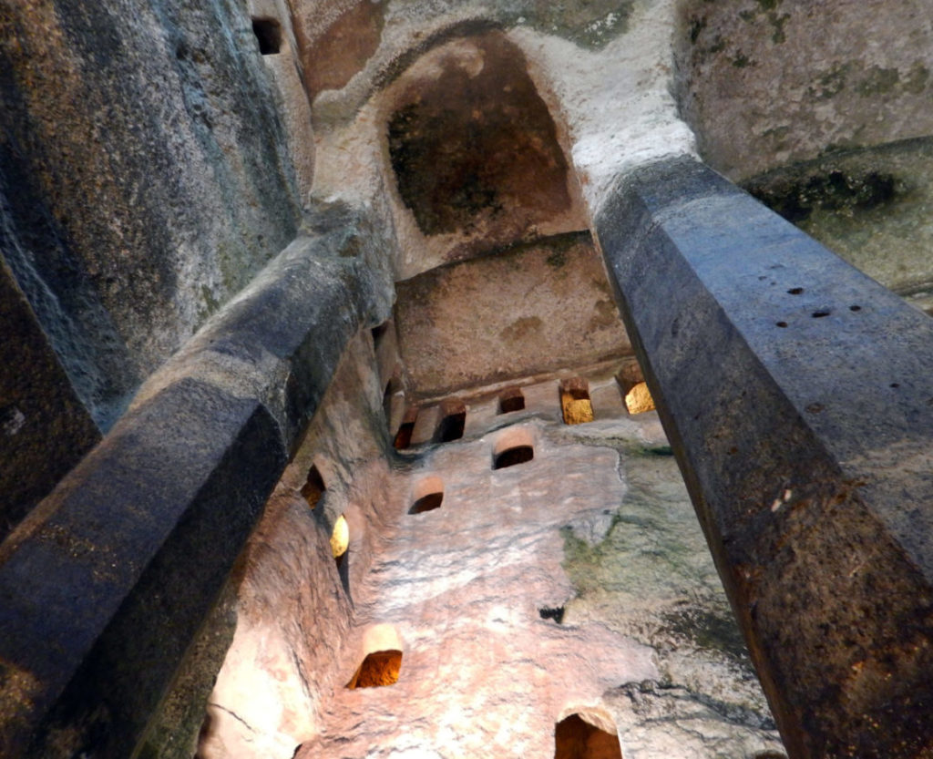 La galerie haute dans le complexe religieux d’Aubeterre-sur-Dronne, église souterraine.