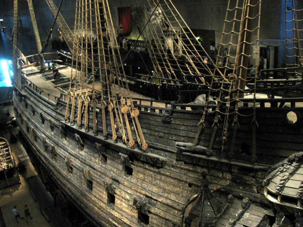 Le Vasa, une épave de bateau découverte dans le port de Stockholm, exposée dans un musée marin.