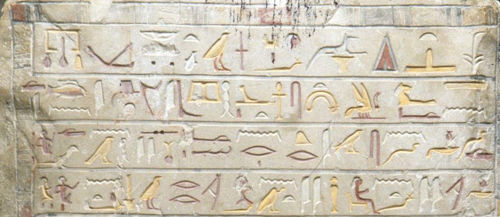 La formule d-n(y)-sw.t-ḥtp apparaît au sein de très nombreuses inscriptions hiéroglyphes.