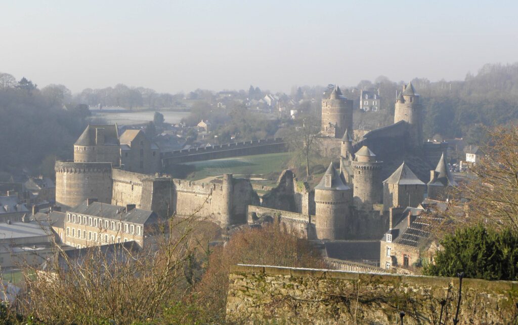 Le château de Fougères fait partie des des châteaux forts les mieux conserver de France.