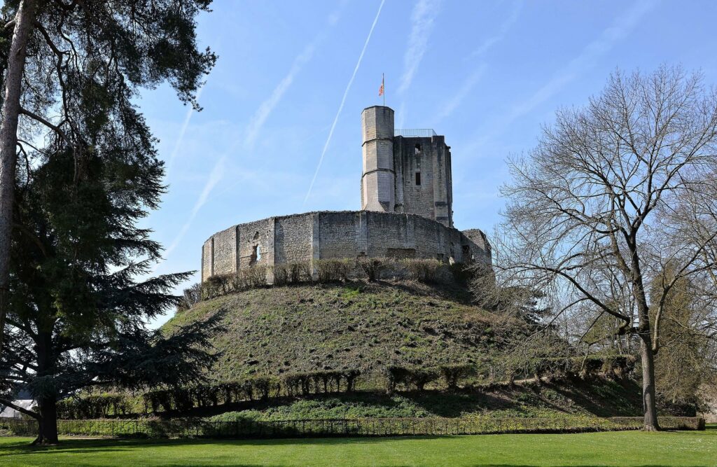 Le château de Gisors, bel exemple du passage de la motte castrale au château fort.