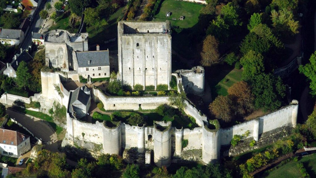 Le donjon de Loches est un des plus anciens des châteaux forts français.