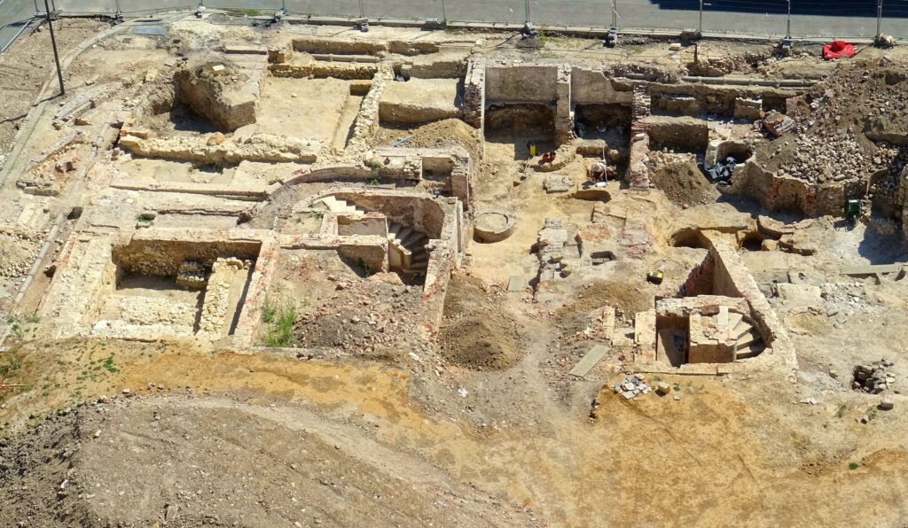 Parvis de la Basilique de Saint-Quentin (02), Fouilles de l’ancien cloître médiéval.